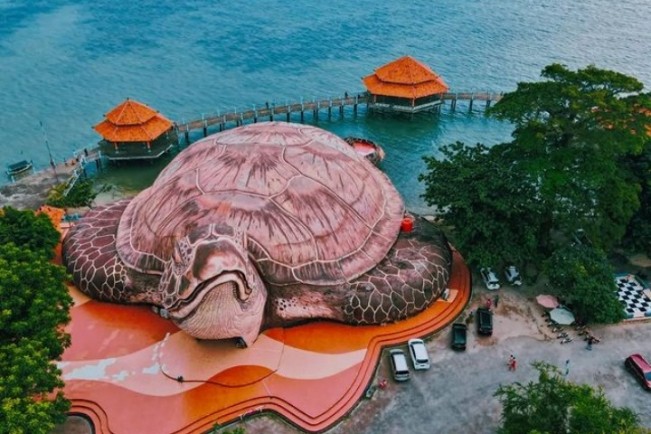 Kura-Kura Ocean Park di Pantai Kartini. (pantaikartini)